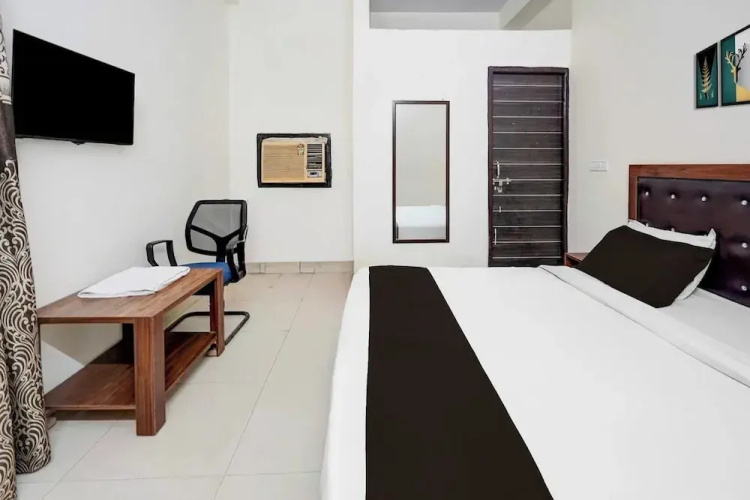 Hotel Heaven Peacock Noida