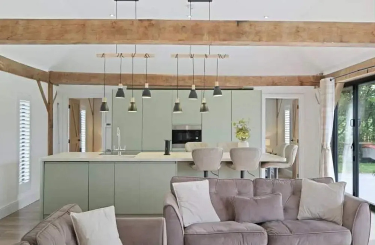 Cedar Barn Getaway, 3 Bed, Sleeps 6, Parking