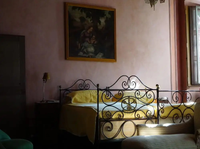 Charming Castle Stay, Robella