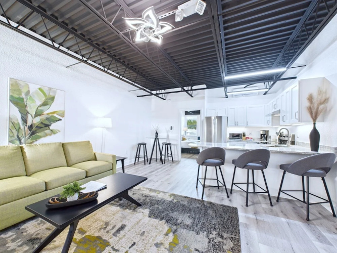 Modern Loft Near Port Beach Dining -unit 201