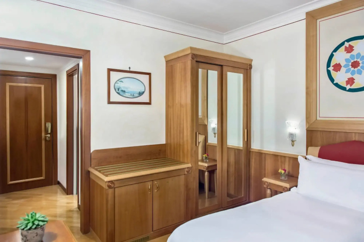 Renaissance Naples Hotel Mediterraneo