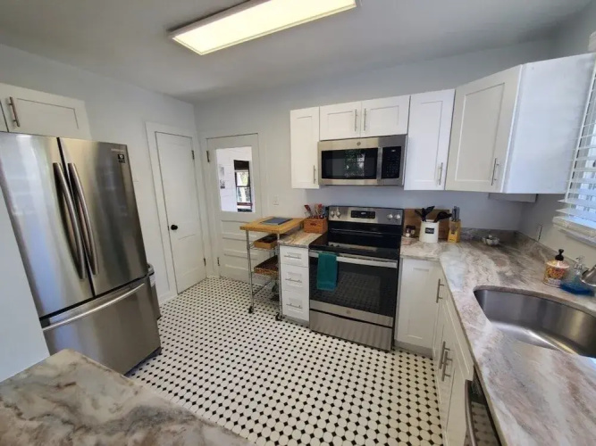 Downtown Getaway - Pet Friendly 3 Bedroom Home