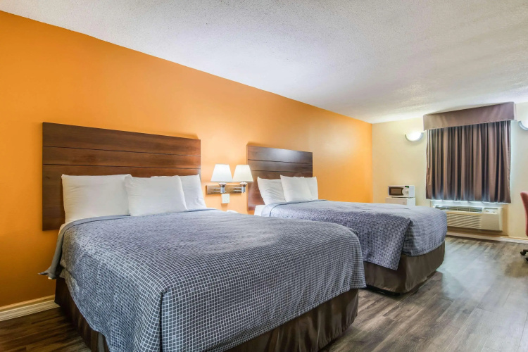Econo Lodge At Six Flags