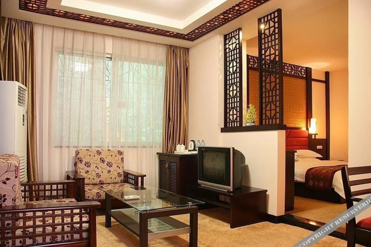 Huating Holiday Inn