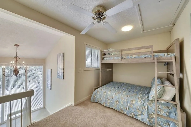 17 Sailmaster Commons - 2 Br home by RedAwning