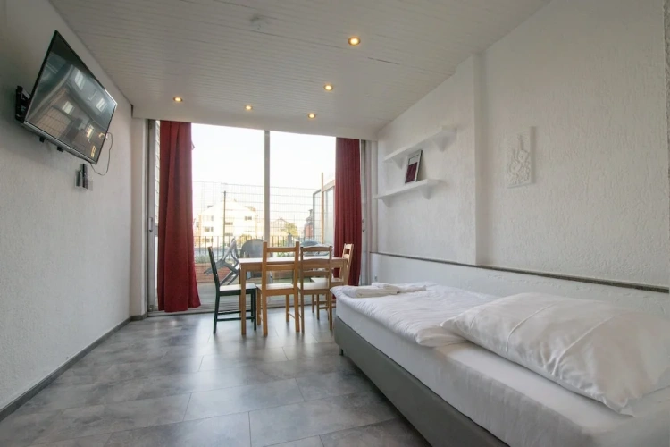 3 Bedrooms Business Apartment with garden view