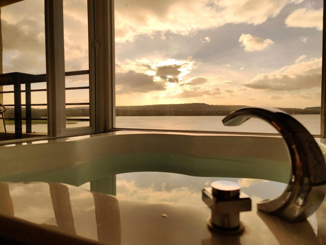 Lovestar Lakeside Hotel - Starlight Building