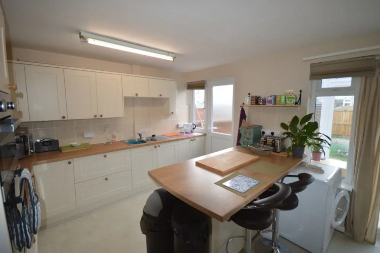 2 Bedroom Charming House With Free Parking