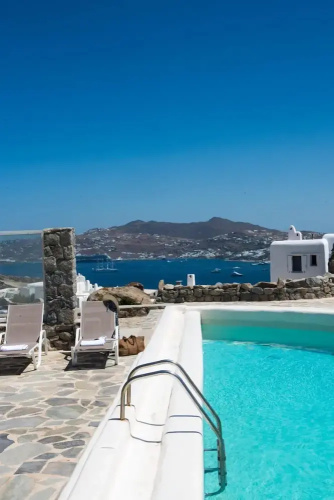 Elegant villa with ocean views & 2 pools