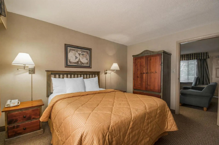 Econo Lodge & Suites