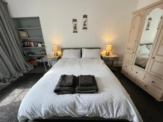 Stylish 2nd Floor Georgian Period Flat (Adults Only)
