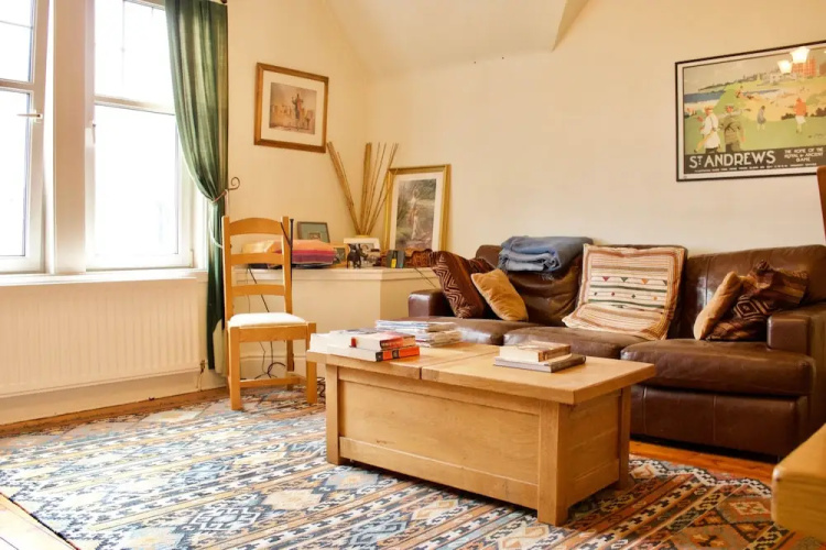 2 Bedroom Flat With Parking In Edinburgh