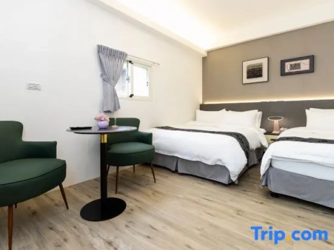 4 Bedrooms Apartment