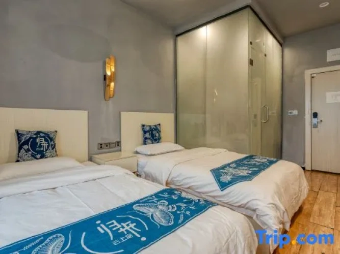 Standard Twin room with lake view