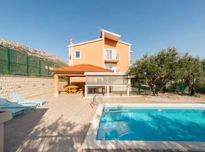 6 Bedrooms Villa with balcony