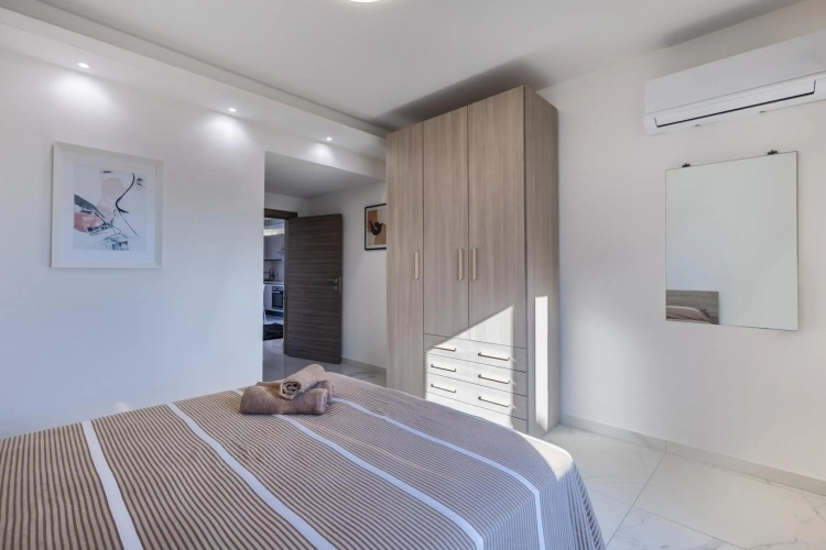 STYLISH 2-Bedroom Penthouses - Terrace with Views