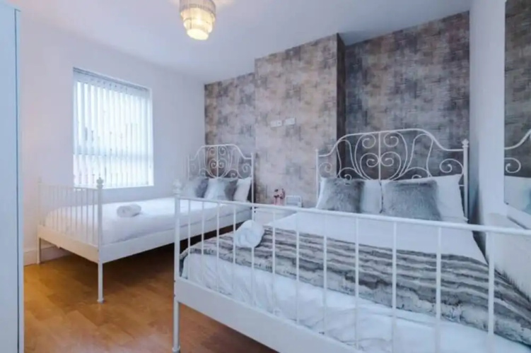Spacious 4-Bed House Manchester