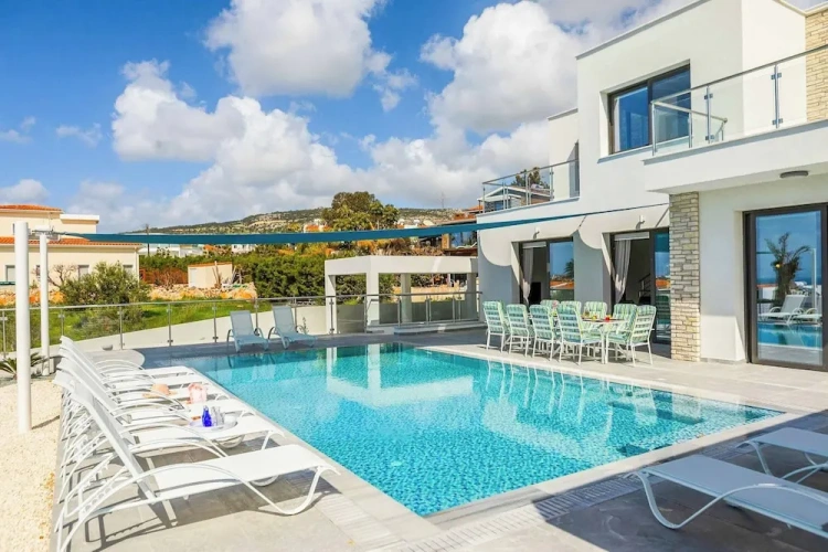 5 Bedrooms Villa