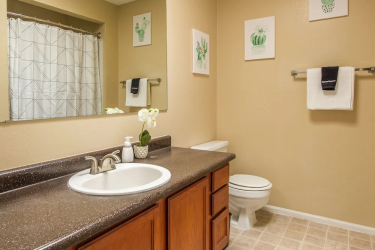 2 BR Apt w/ Pool, Laundry & Wifi by Frontdesk