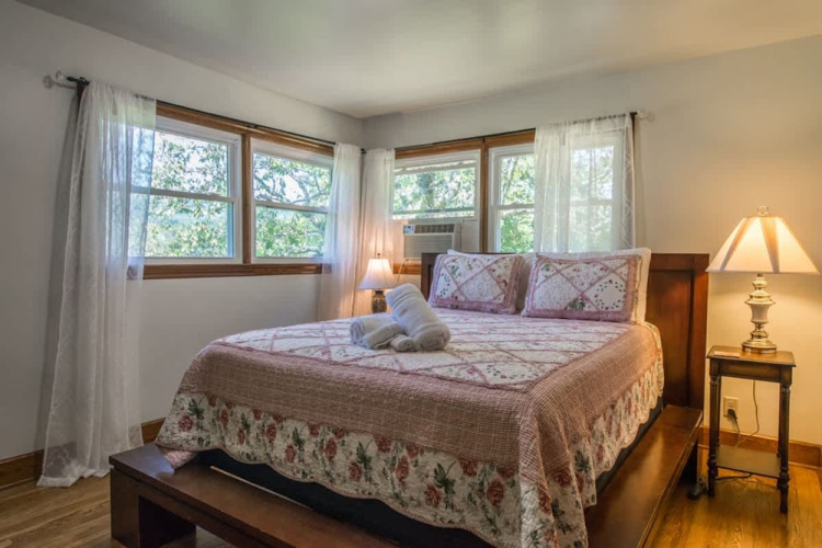 Charming 2BR w Firepit Mountain Views