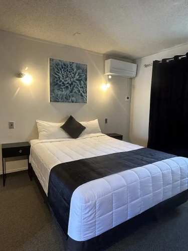 Aquarious motor inn