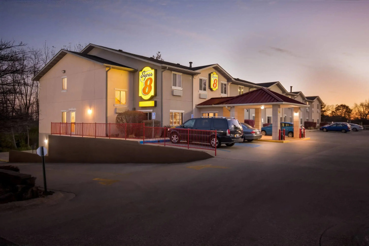 Super 8 by Wyndham Bloomington University Area