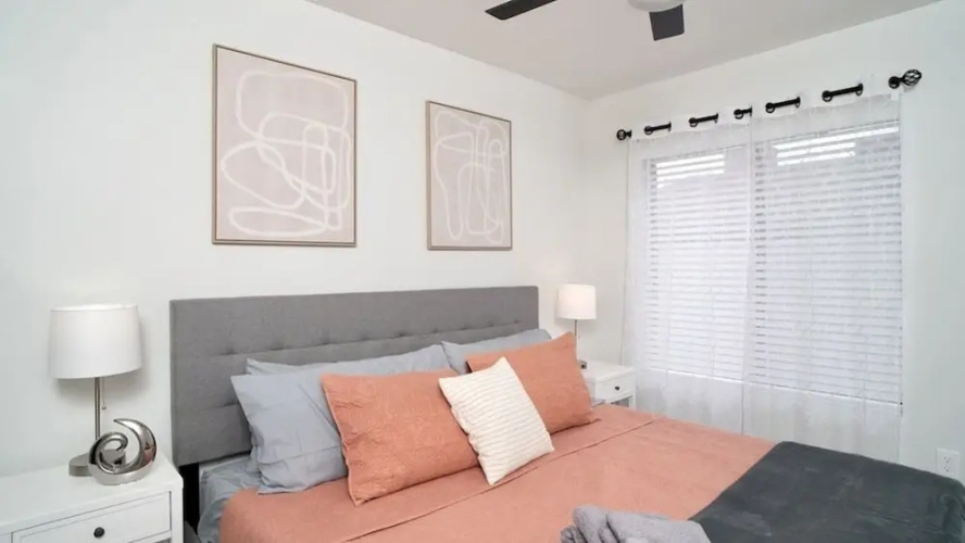 Beautiful 5-bdrm Vacation Home W/heated Pool !
