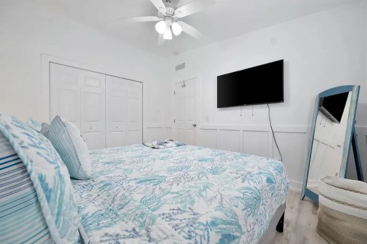 Waterfront Pet Friendly Boat Dock Walk 2 Beach