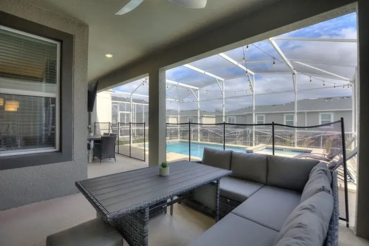 6 Bedrooms Villa