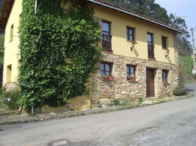 5 Bedrooms Cottage