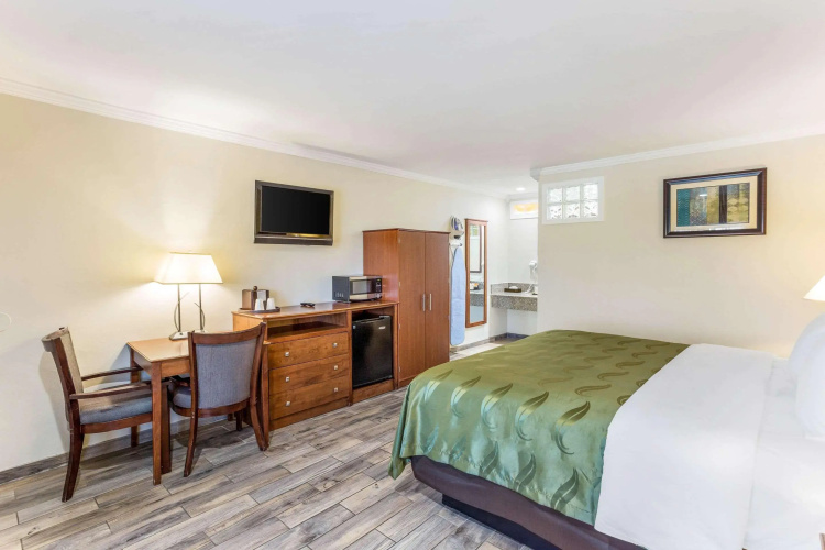 Mount Vernon Inn Escondido Downtown
