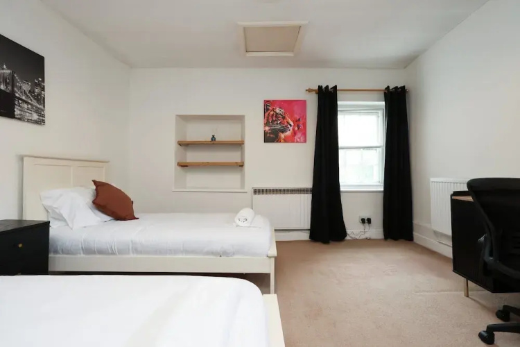 Spacious 3BR Flat in Cowbridge Centre