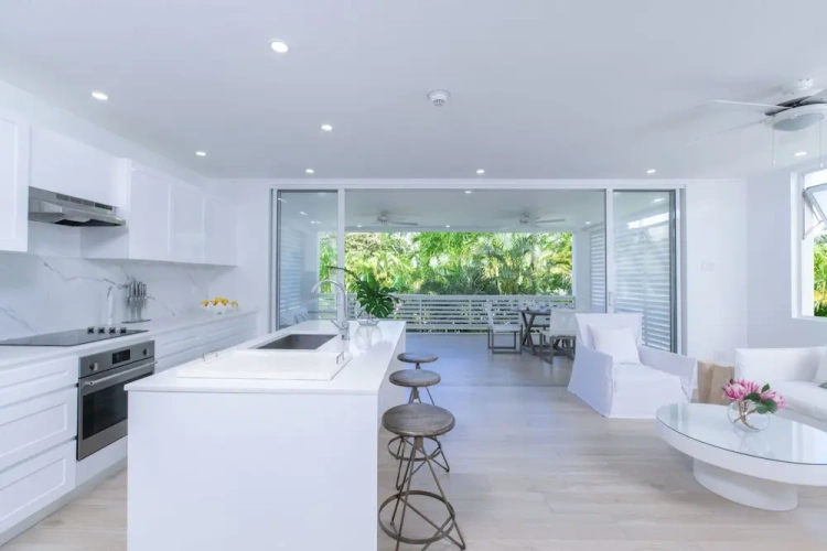 1 Bedroom Luxury Apartment with pool view