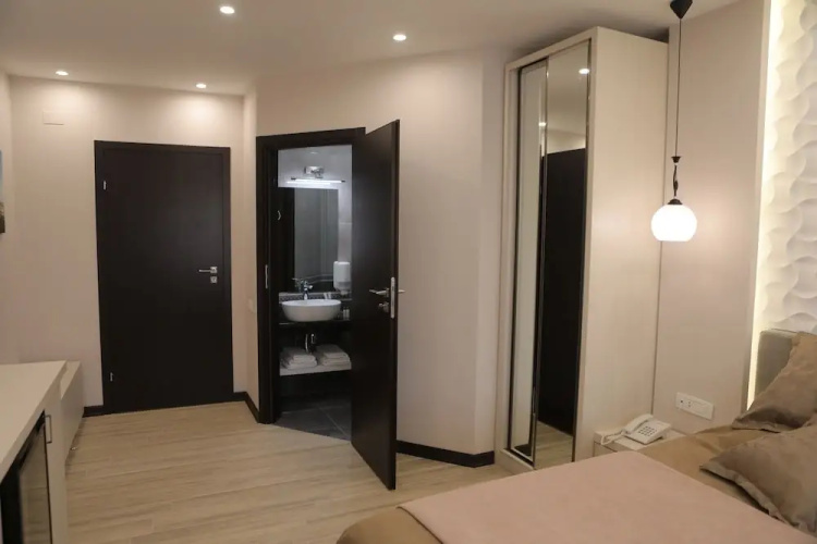 4 Room Hotel