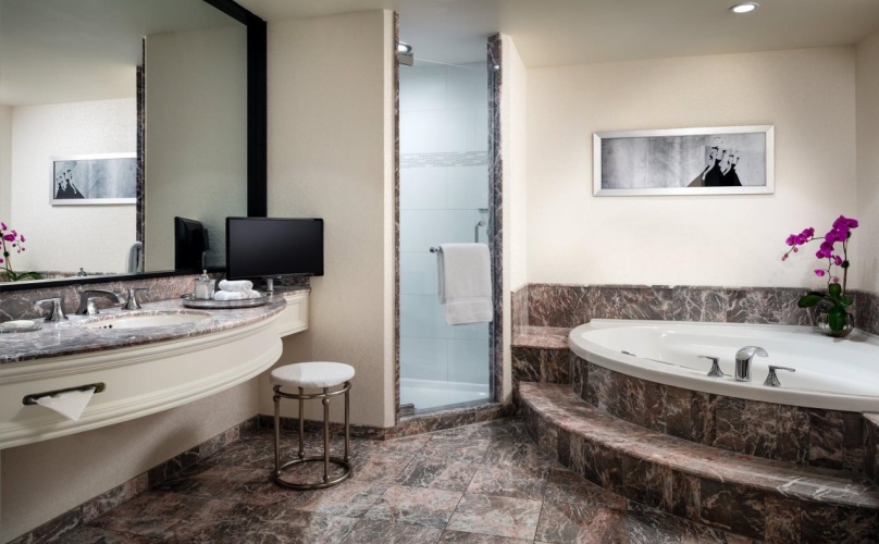Vogue Hotel Montreal Downtown, Curio Collection By Hilton photo 12
