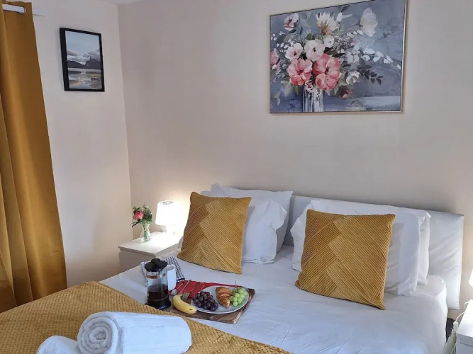 House, Sleeps 3 With Balcony and Parking