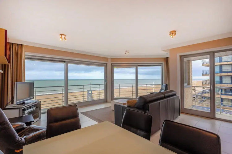 Modern, Luxurious Corner Flat on the Seafront