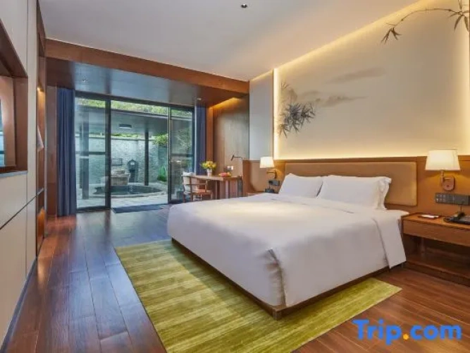 Suite with courtyard view