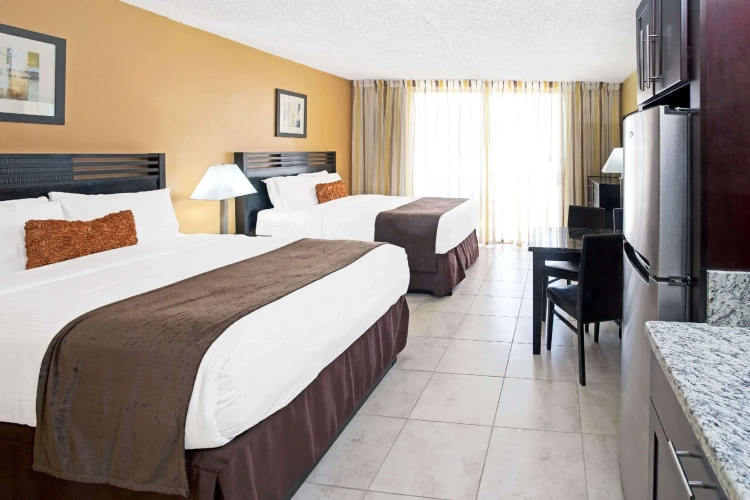 Deluxe Quadruple room with partial view