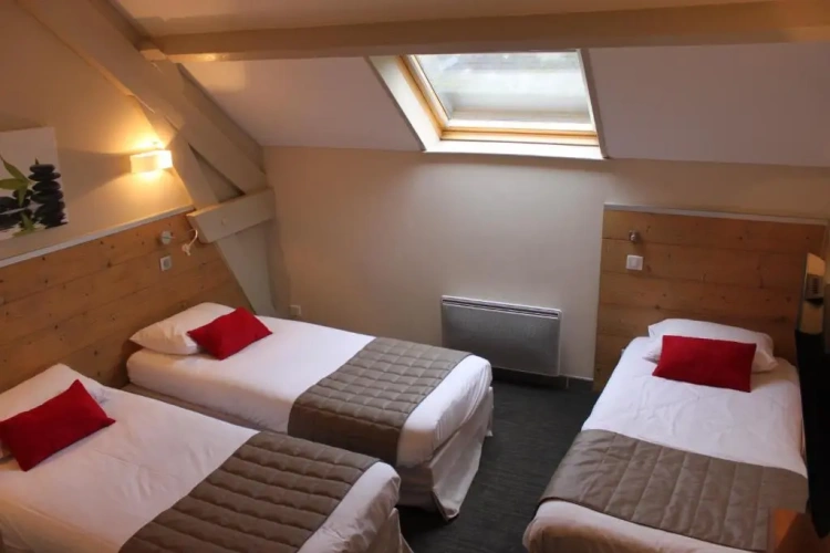 Standard Triple room
