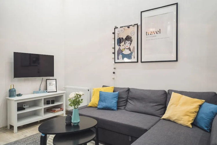 CozyYellowCube Apartment