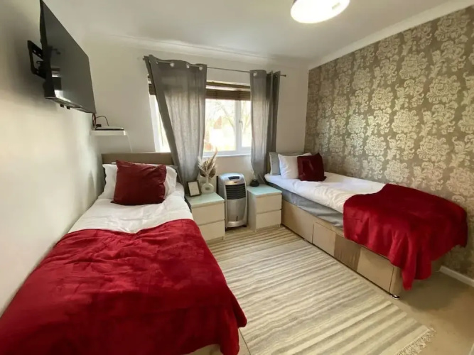Host Stay Cotman Close