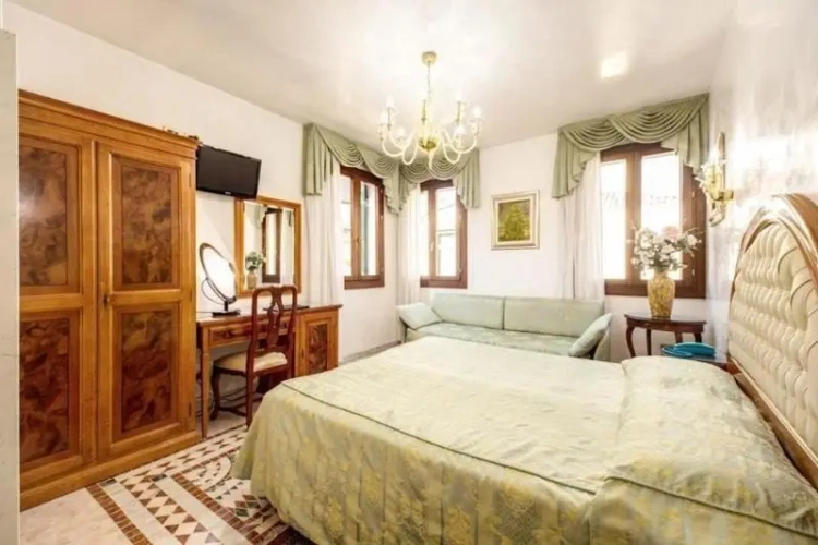 Standard Triple room