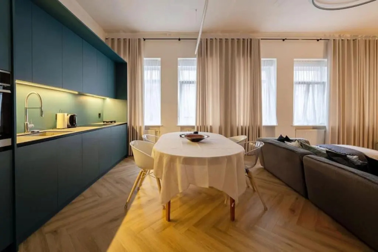 3 BD Old Town Apartment by Hostlovers
