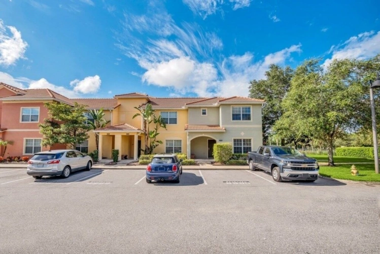 6 Bedrooms Villa