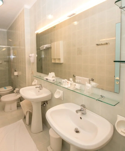Deluxe Triple room with balcony and with partial sea view