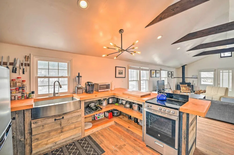 Chic Prattsville Studio w/ Private Hot Tub!
