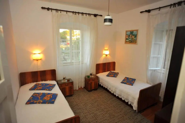 Apartments Piv - 10 m from beach