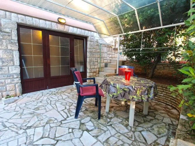 Apartment 845