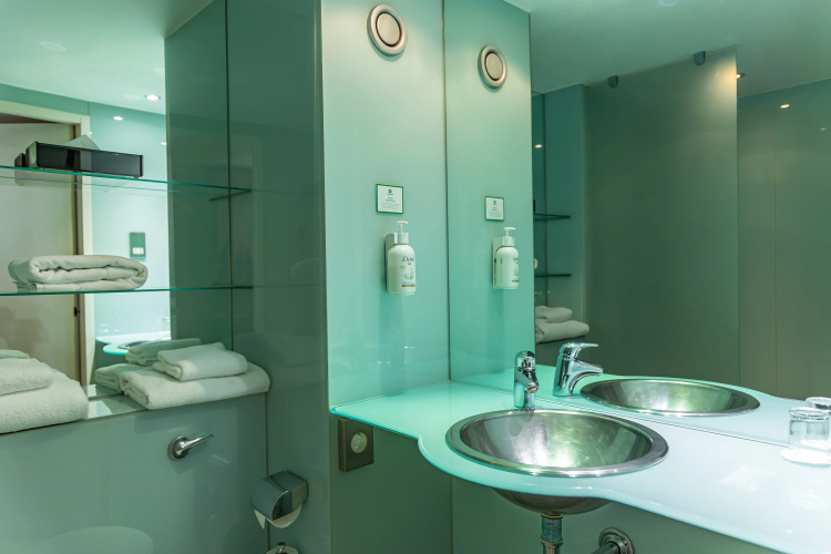 Holiday Inn London - West photo 9